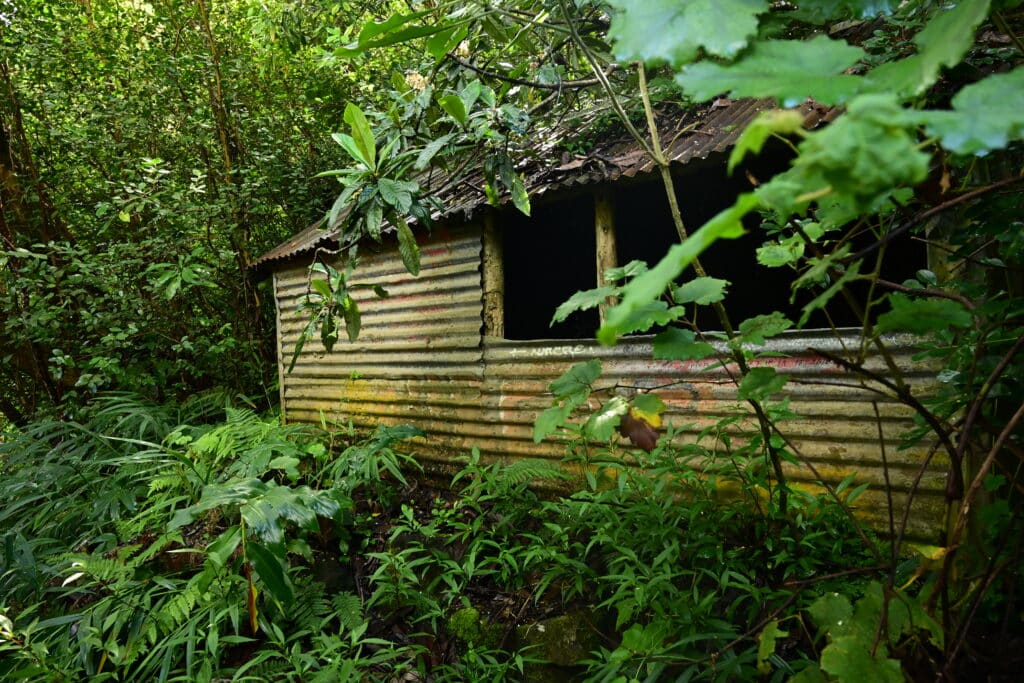Ancienne kaz qui servait de local pour le matériel d'entretien des sentiers pour l'ONF.