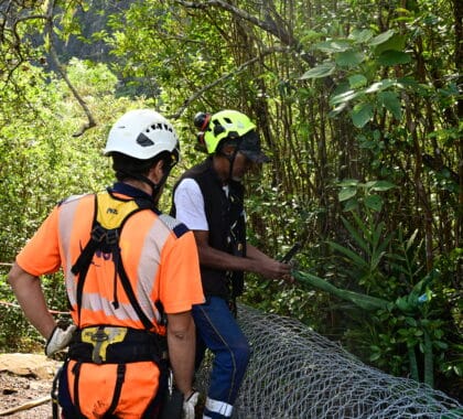 Des ouvriers travaillant sur la réparation de l'échelle du sentier Augustave.