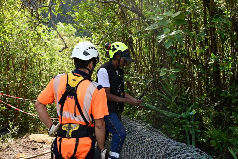 Des ouvriers travaillant sur la réparation de l'échelle du sentier Augustave.
