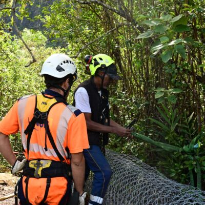Des ouvriers travaillant sur la réparation de l'échelle du sentier Augustave.