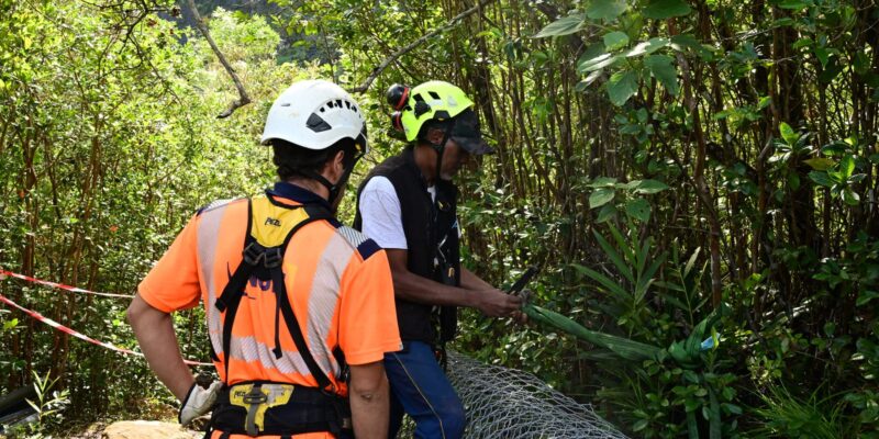 Des ouvriers travaillant sur la réparation de l'échelle du sentier Augustave.