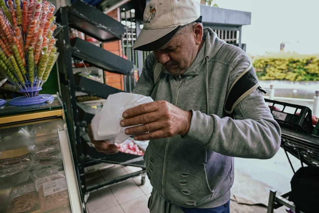 Gilbert "Maloya" anime les journées à la boutique avec ses reprises de chansons locales. © Olivier Ceccaldi