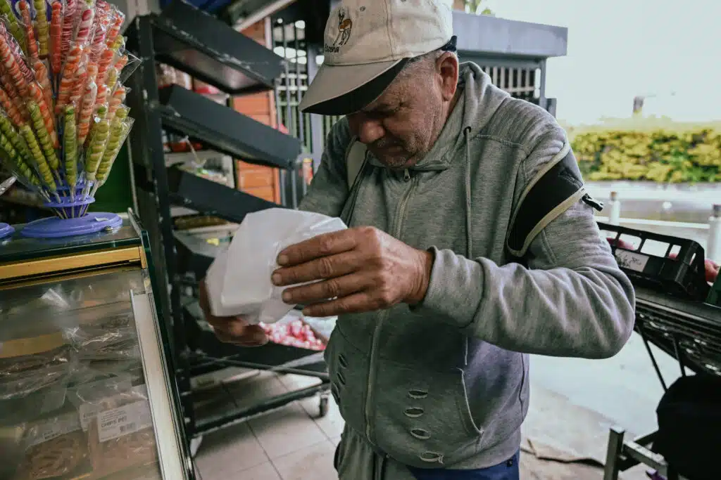 Gilbert "Maloya" anime les journées à la boutique avec ses reprises de chansons locales. © Olivier Ceccaldi