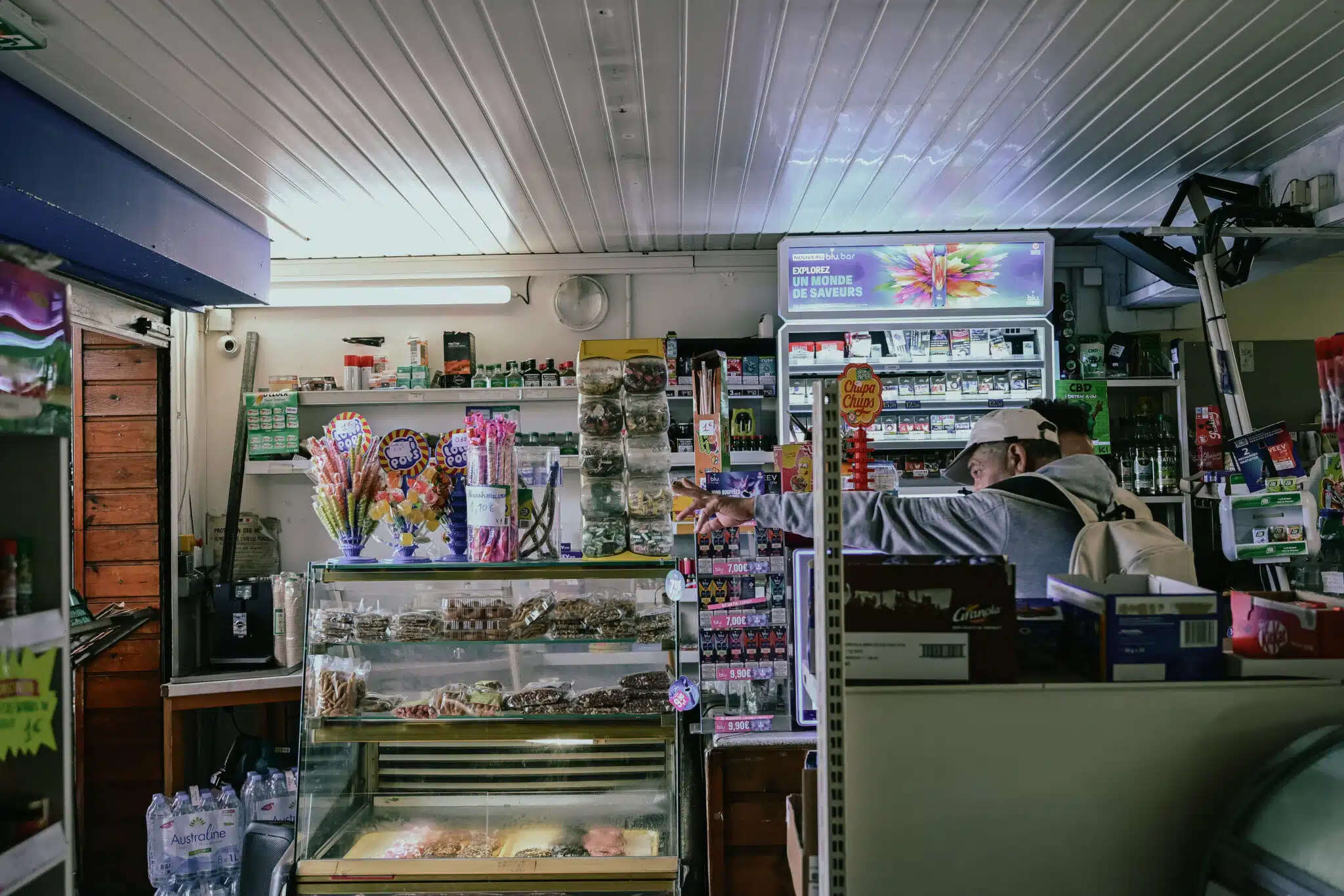 Le 6 du mois, jour du versement des aides sociales, la boutique Farfar ne désemplit pas. © Olivier Ceccaldi