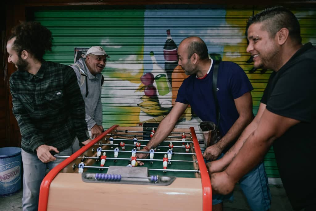 le baby foot est devenu le point de rencontre de beaucoup d'habitants du quartier. © Olivier Ceccaldi