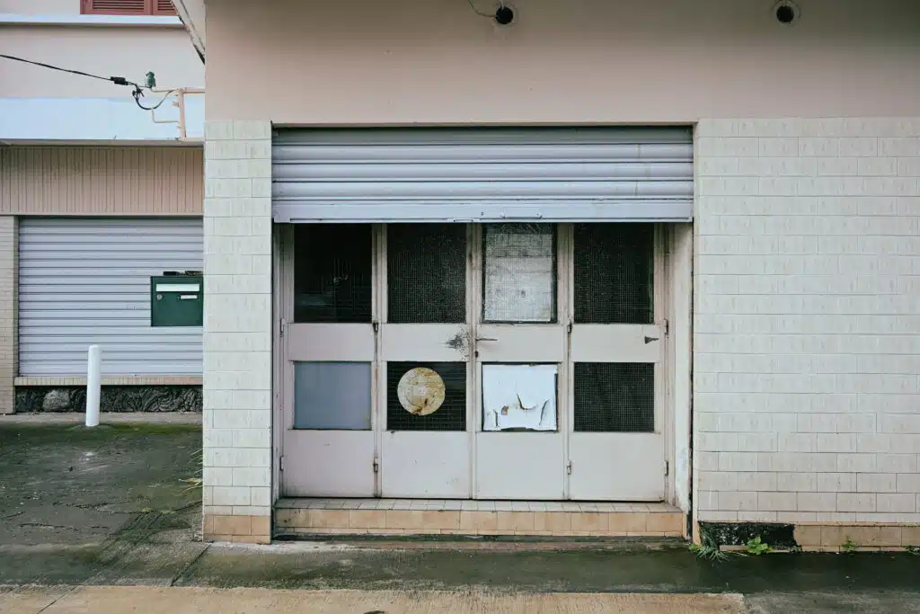 Devanture de la boutique de Maxime, fermée. © Olivier Ceccaldi