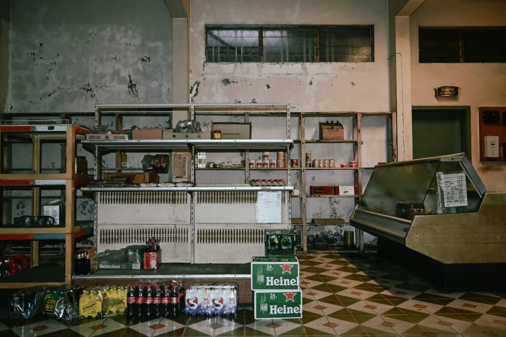 A l'intérieur de la boutique Chez henry, les murs continuent de raconter une histoire ancienne. © Olivier Ceccaldi