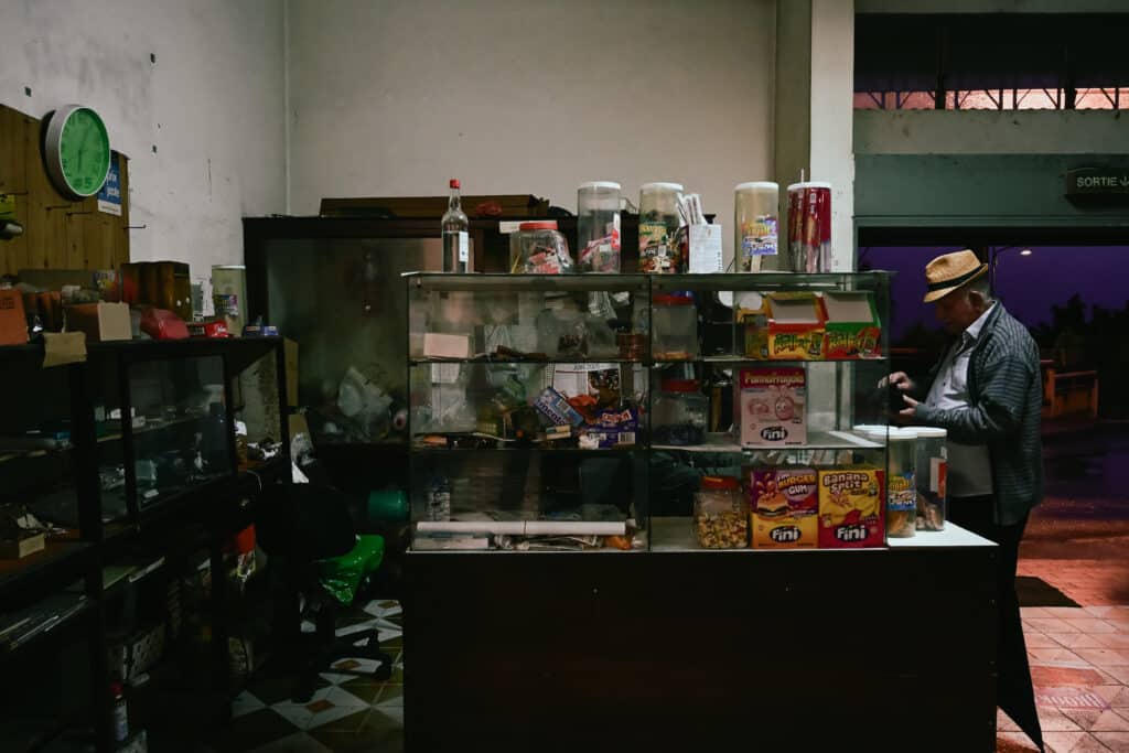 Seuls les anciens continuent de s'arrêter dans la boutique Chez Henry. © Olivier Ceccaldi