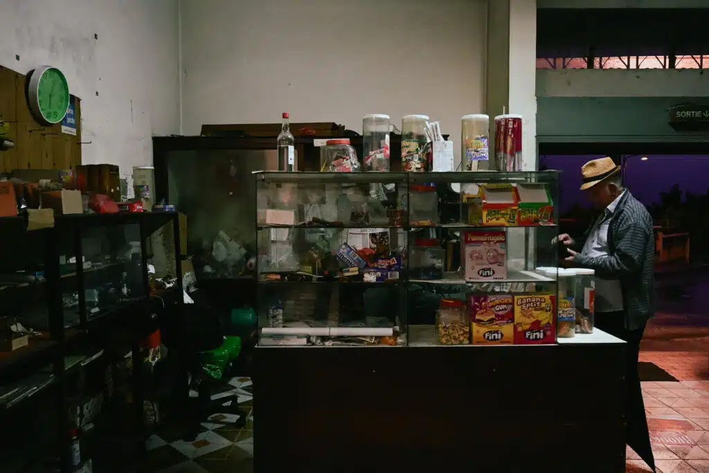 Seuls les anciens continuent de s'arrêter dans la boutique Chez Henry. © Olivier Ceccaldi