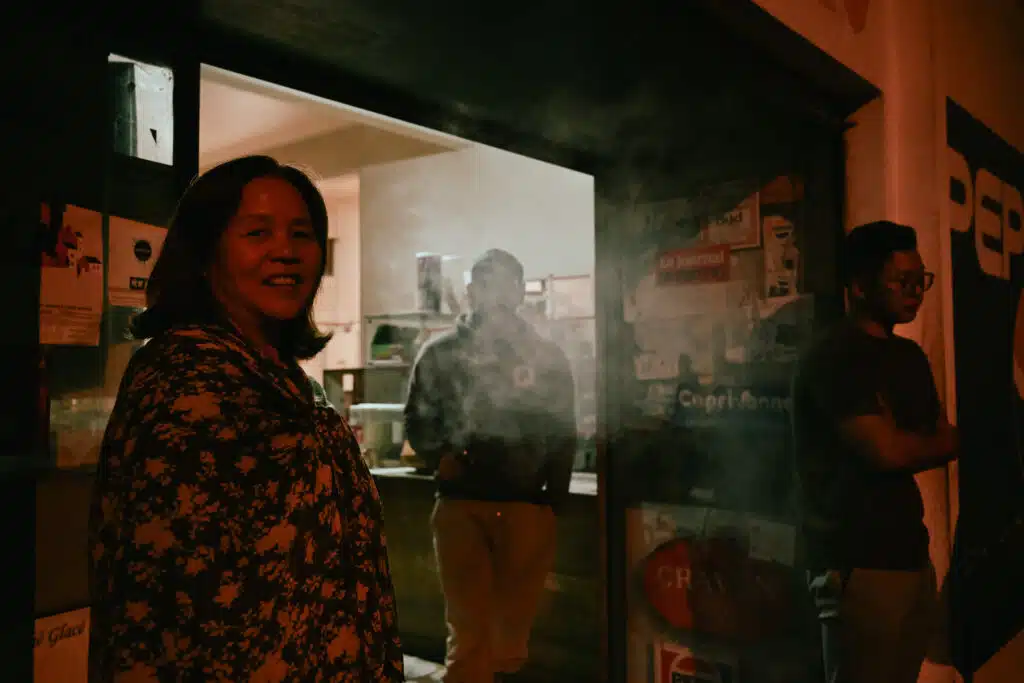 Madame Marie, qui aide son mari à tenir la boutique depuis 1992 avec ses deux fils, Olivier et Fabien. © Olivier Ceccaldi