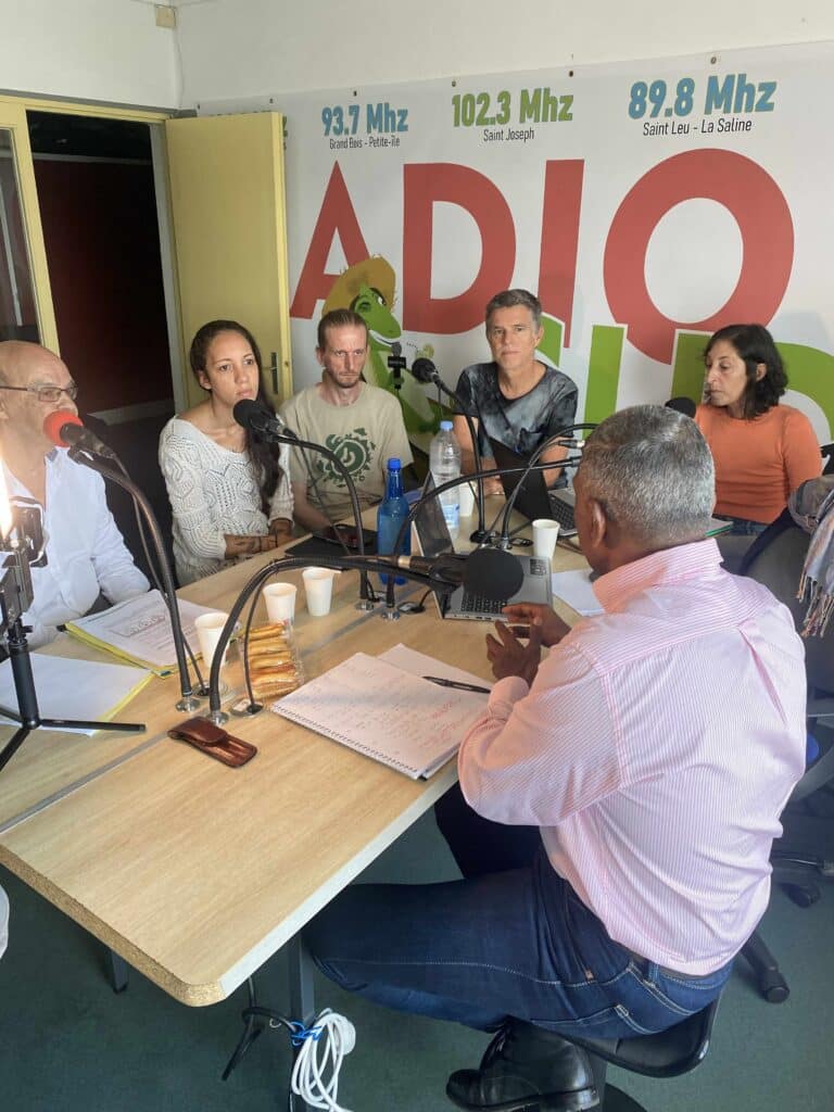 Alé di partou : Nini des Bilimbies et Olivier Mussard reçoivent Wilfrid Bertile, vice-président de la Région chargé de la révision du SAR, Christian Annette, président de l'agence d'urbanisme Agorah et très critique sur les errements des élus, Aurélie Dubard Grondin, médiatrice scientifique, Christophe Barbarini, porteur de l'action du "Recours Péi" et Franck Cellier, journaliste cofondateur de Parallèle Sud.