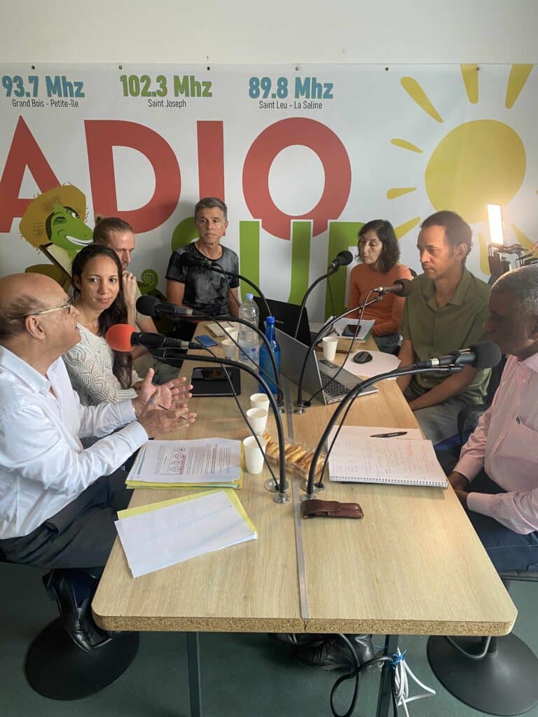 Alé di partou : Nini des Bilimbies et Olivier Mussard reçoivent Wilfrid Bertile, vice-président de la Région chargé de la révision du SAR, Christian Annette, président de l'agence d'urbanisme Agorah et très critique sur les errements des élus, Aurélie Dubard Grondin, médiatrice scientifique, Christophe Barbarini, porteur de l'action du "Recours Péi" et Franck Cellier, journaliste cofondateur de Parallèle Sud.