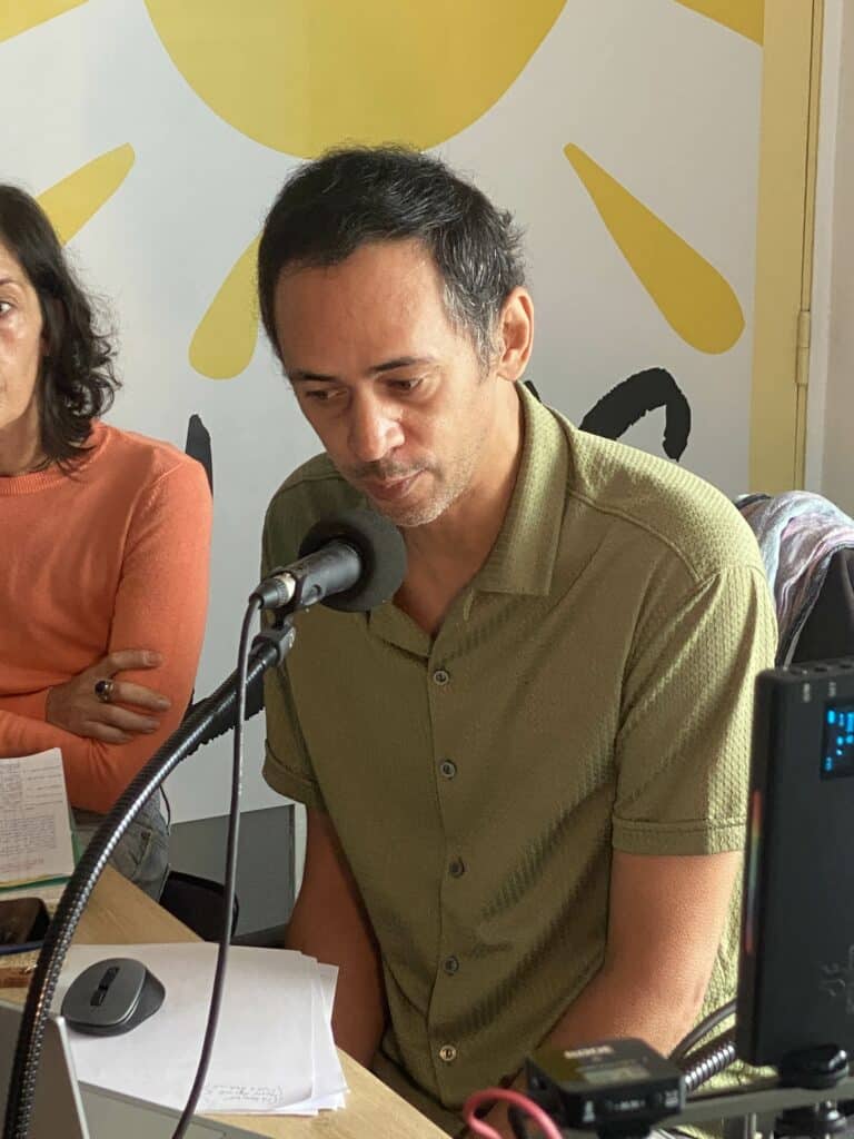 Alé di partou : Nini des Bilimbies et Olivier Mussard reçoivent Wilfrid Bertile, vice-président de la Région chargé de la révision du SAR, Christian Annette, président de l'agence d'urbanisme Agorah et très critique sur les errements des élus, Aurélie Dubard Grondin, médiatrice scientifique, Christophe Barbarini, porteur de l'action du "Recours Péi" et Franck Cellier, journaliste cofondateur de Parallèle Sud.