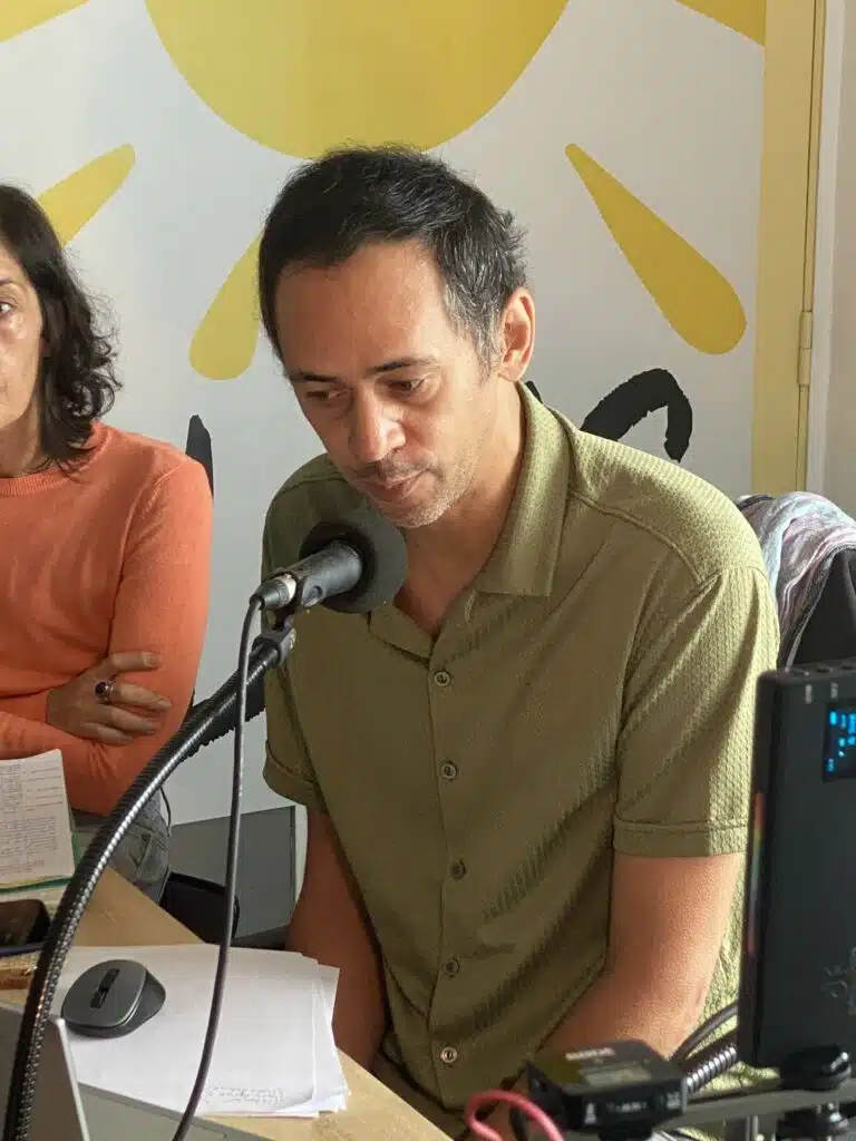 Alé di partou : Nini des Bilimbies et Olivier Mussard reçoivent Wilfrid Bertile, vice-président de la Région chargé de la révision du SAR, Christian Annette, président de l'agence d'urbanisme Agorah et très critique sur les errements des élus, Aurélie Dubard Grondin, médiatrice scientifique, Christophe Barbarini, porteur de l'action du "Recours Péi" et Franck Cellier, journaliste cofondateur de Parallèle Sud.