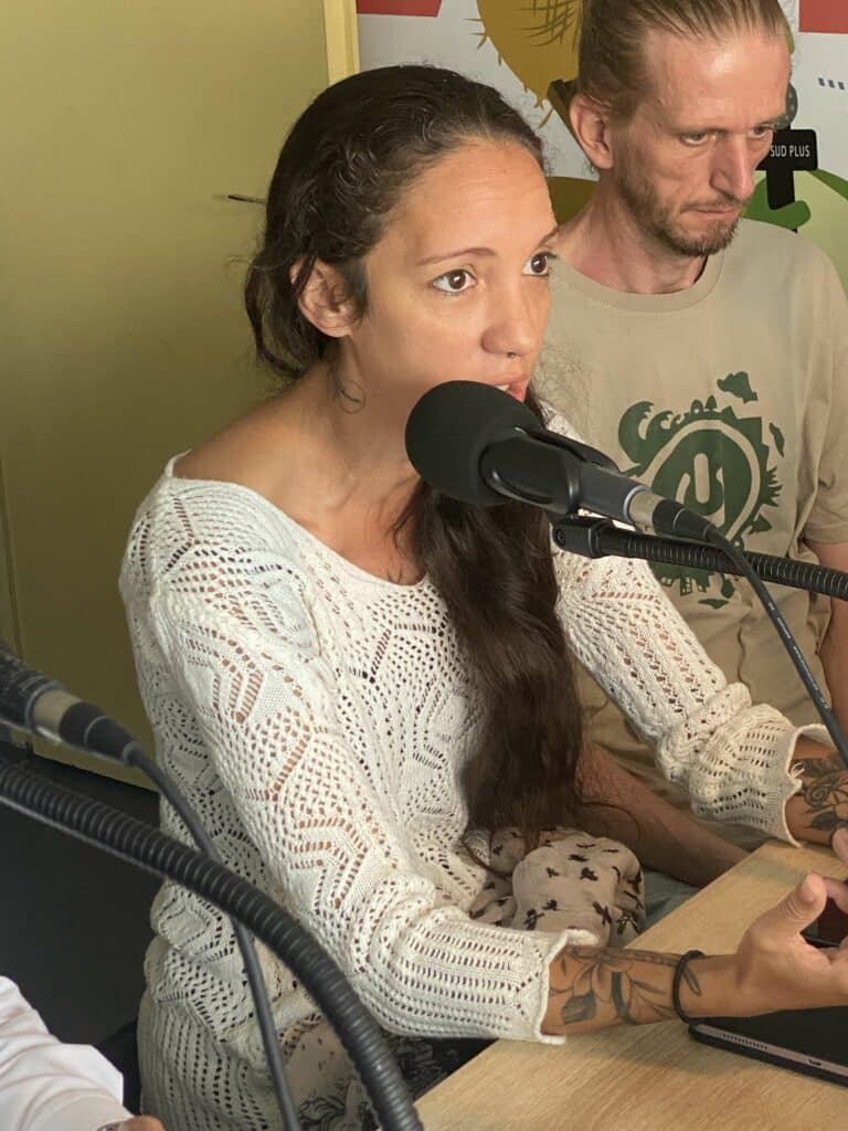 Alé di partou : Nini des Bilimbies et Olivier Mussard reçoivent Wilfrid Bertile, vice-président de la Région chargé de la révision du SAR, Christian Annette, président de l'agence d'urbanisme Agorah et très critique sur les errements des élus, Aurélie Dubard Grondin, médiatrice scientifique, Christophe Barbarini, porteur de l'action du "Recours Péi" et Franck Cellier, journaliste cofondateur de Parallèle Sud.