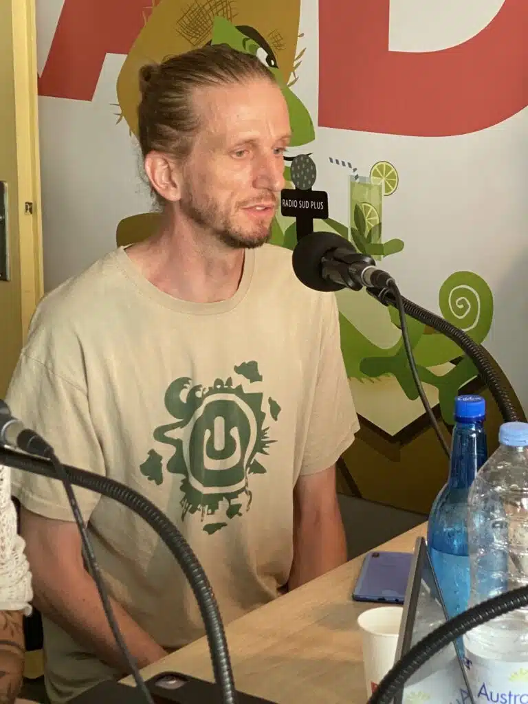 Alé di partou : Nini des Bilimbies et Olivier Mussard reçoivent Wilfrid Bertile, vice-président de la Région chargé de la révision du SAR, Christian Annette, président de l'agence d'urbanisme Agorah et très critique sur les errements des élus, Aurélie Dubard Grondin, médiatrice scientifique, Christophe Barbarini, porteur de l'action du "Recours Péi" et Franck Cellier, journaliste cofondateur de Parallèle Sud.