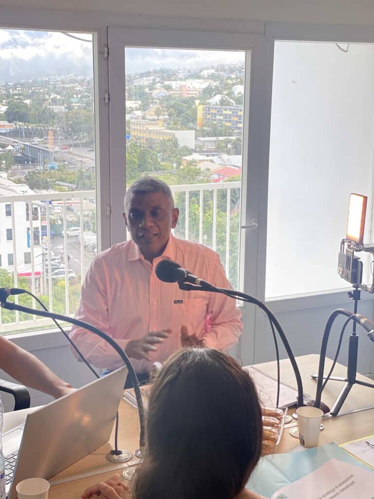 Alé di partou : Nini des Bilimbies et Olivier Mussard reçoivent Wilfrid Bertile, vice-président de la Région chargé de la révision du SAR, Christian Annette, président de l'agence d'urbanisme Agorah et très critique sur les errements des élus, Aurélie Dubard Grondin, médiatrice scientifique, Christophe Barbarini, porteur de l'action du "Recours Péi" et Franck Cellier, journaliste cofondateur de Parallèle Sud.