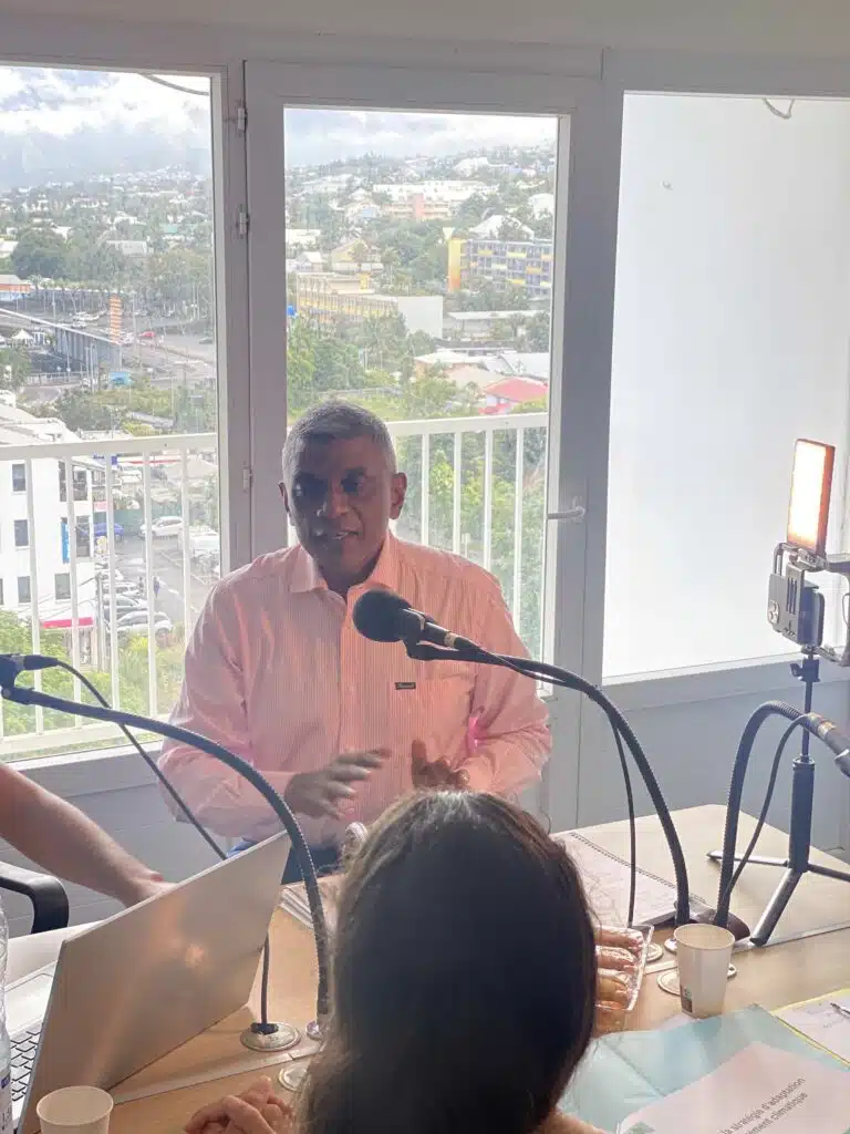 Alé di partou : Nini des Bilimbies et Olivier Mussard reçoivent Wilfrid Bertile, vice-président de la Région chargé de la révision du SAR, Christian Annette, président de l'agence d'urbanisme Agorah et très critique sur les errements des élus, Aurélie Dubard Grondin, médiatrice scientifique, Christophe Barbarini, porteur de l'action du "Recours Péi" et Franck Cellier, journaliste cofondateur de Parallèle Sud.