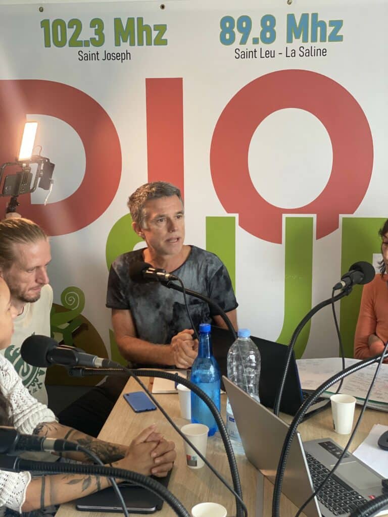 Alé di partou : Nini des Bilimbies et Olivier Mussard reçoivent Wilfrid Bertile, vice-président de la Région chargé de la révision du SAR, Christian Annette, président de l'agence d'urbanisme Agorah et très critique sur les errements des élus, Aurélie Dubard Grondin, médiatrice scientifique, Christophe Barbarini, porteur de l'action du "Recours Péi" et Franck Cellier, journaliste cofondateur de Parallèle Sud.