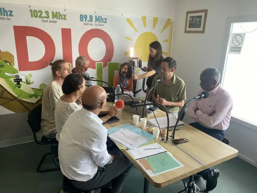 Alé di partou : Nini des Bilimbies et Olivier Mussard reçoivent Wilfrid Bertile, vice-président de la Région chargé de la révision du SAR, Christian Annette, président de l'agence d'urbanisme Agorah et très critique sur les errements des élus, Aurélie Dubard Grondin, médiatrice scientifique, Christophe Barbarini, porteur de l'action du "Recours Péi" et Franck Cellier, journaliste cofondateur de Parallèle Sud.