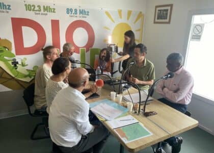 Alé di partou : Nini des Bilimbies et Olivier Mussard reçoivent Wilfrid Bertile, vice-président de la Région chargé de la révision du SAR, Christian Annette, président de l'agence d'urbanisme Agorah et très critique sur les errements des élus, Aurélie Dubard Grondin, médiatrice scientifique, Christophe Barbarini, porteur de l'action du "Recours Péi" et Franck Cellier, journaliste cofondateur de Parallèle Sud.