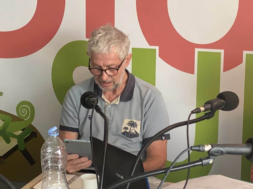 Alé di partou : Nini des Bilimbies et Olivier Mussard reçoivent Wilfrid Bertile, vice-président de la Région chargé de la révision du SAR, Christian Annette, président de l'agence d'urbanisme Agorah et très critique sur les errements des élus, Aurélie Dubard Grondin, médiatrice scientifique, Christophe Barbarini, porteur de l'action du "Recours Péi" et Franck Cellier, journaliste cofondateur de Parallèle Sud.