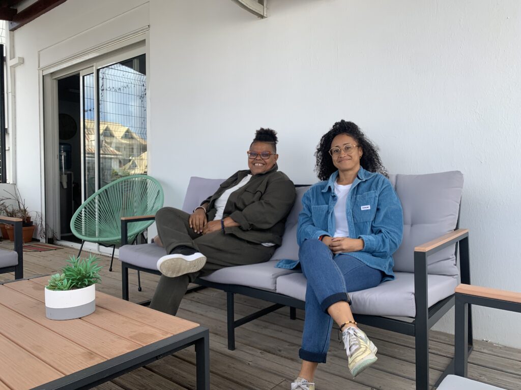 Clara et Lucie dans les locaux de L'UR974