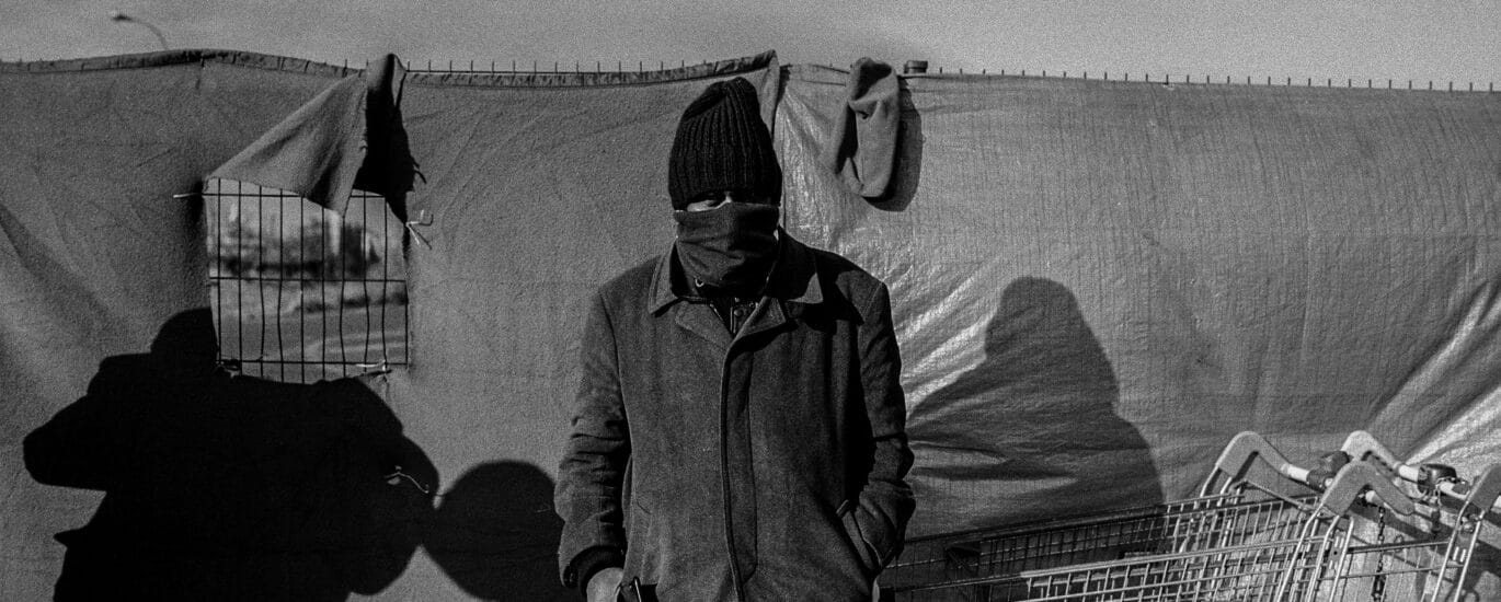 Personne exilée originiaire du Soudan sur un campement à Grande-Synthe, mars 2023.