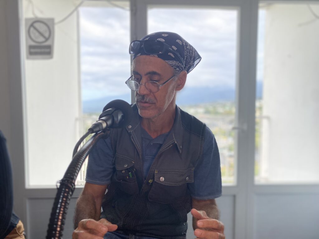 autour des deux animateurs Nini et Olivier, il y avait Ghislaine Bessière du collectif réclamant la restitution des restes, Loran Hoarau l'historien, l'enseignante Dominique Vandanjon