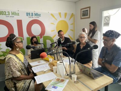 autour des deux animateurs Nini et Olivier, il y avait Ghislaine Bessière du collectif réclamant la restitution des restes, Loran Hoarau l'historien, l'enseignante Dominique Vandanjon