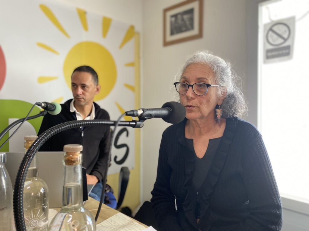 autour des deux animateurs Nini et Olivier, il y avait Ghislaine Bessière du collectif réclamant la restitution des restes, Loran Hoarau l'historien, l'enseignante Dominique Vandanjon