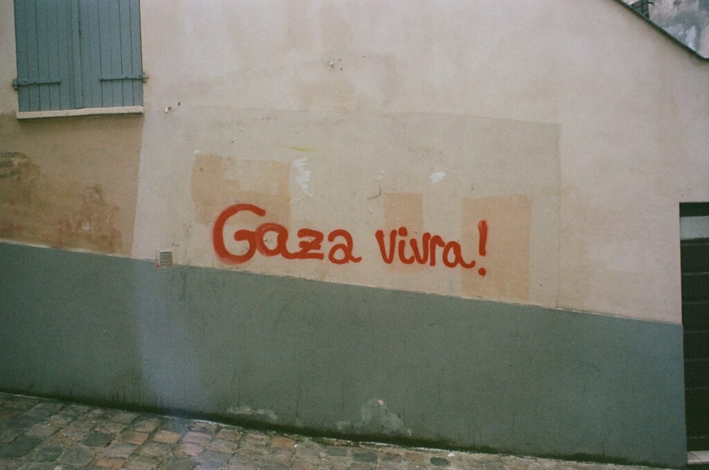 "Gaza vivra" sur les murs de Paris dans le 18e arrondissement. Une série photo qui questionne la liberté d'expression autour de la question palestinienne alors que les tags sont systématiquement effacé avant d'être remis en place. © Olivier Ceccaldi