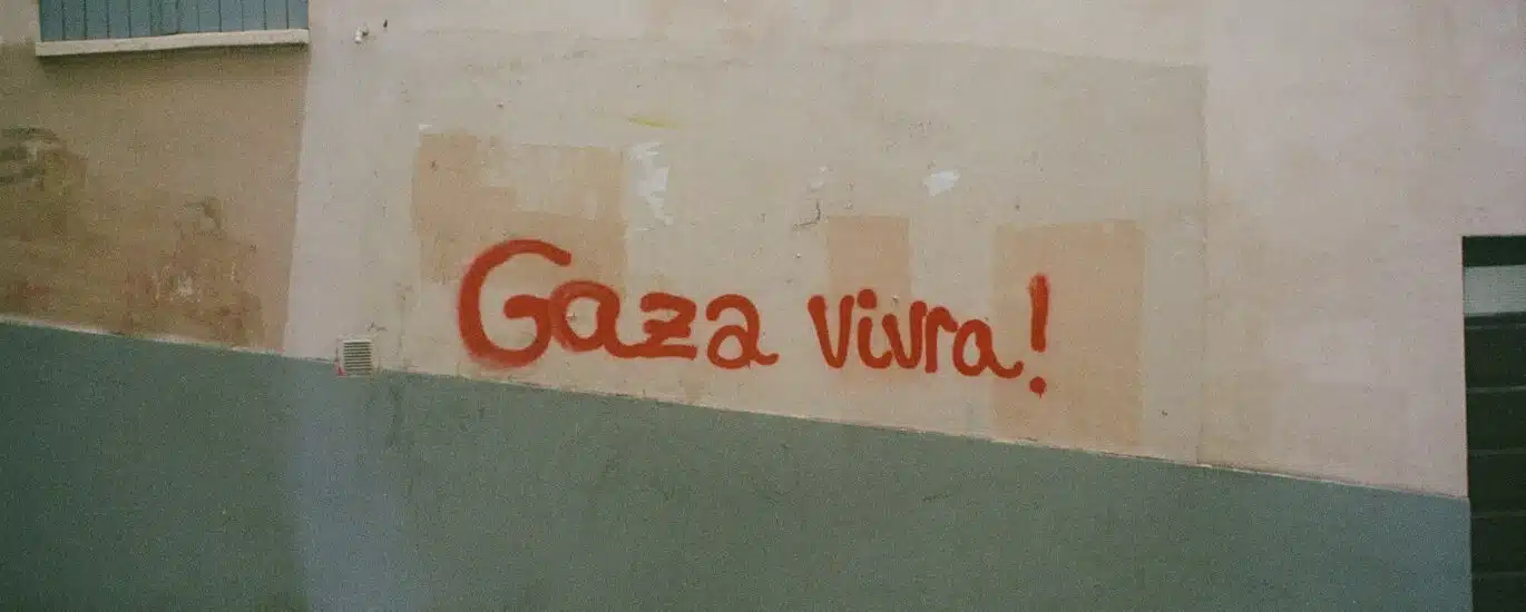 "Gaza vivra" sur les murs de Paris dans le 18e arrondissement. Une série photo qui questionne la liberté d'expression autour de la question palestinienne alors que les tags sont systématiquement effacé avant d'être remis en place. © Olivier Ceccaldi