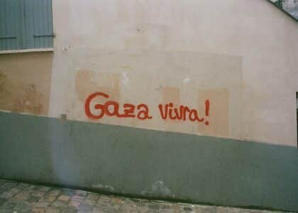 "Gaza vivra" sur les murs de Paris dans le 18e arrondissement. Une série photo qui questionne la liberté d'expression autour de la question palestinienne alors que les tags sont systématiquement effacé avant d'être remis en place. © Olivier Ceccaldi