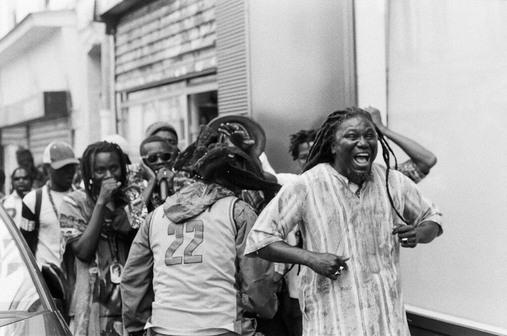 Baye Fall dans les rues de Paris lors de la cérémonie du Majal. © Olivier Ceccaldi