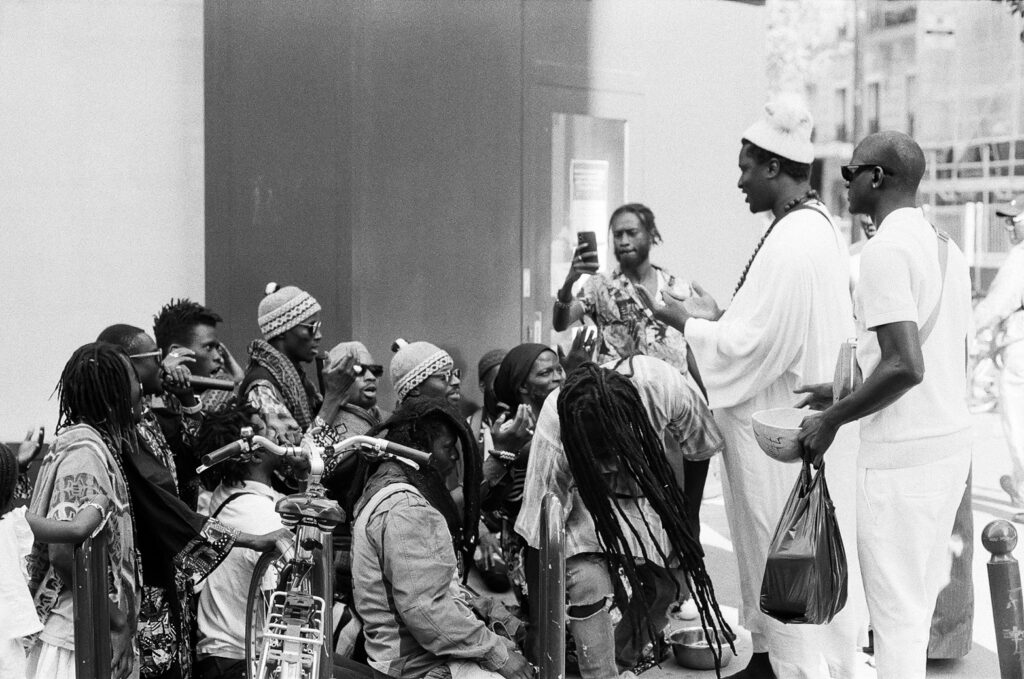 Baye Fall dans les rues de Paris lors de la cérémonie du Majal. © Olivier Ceccaldi