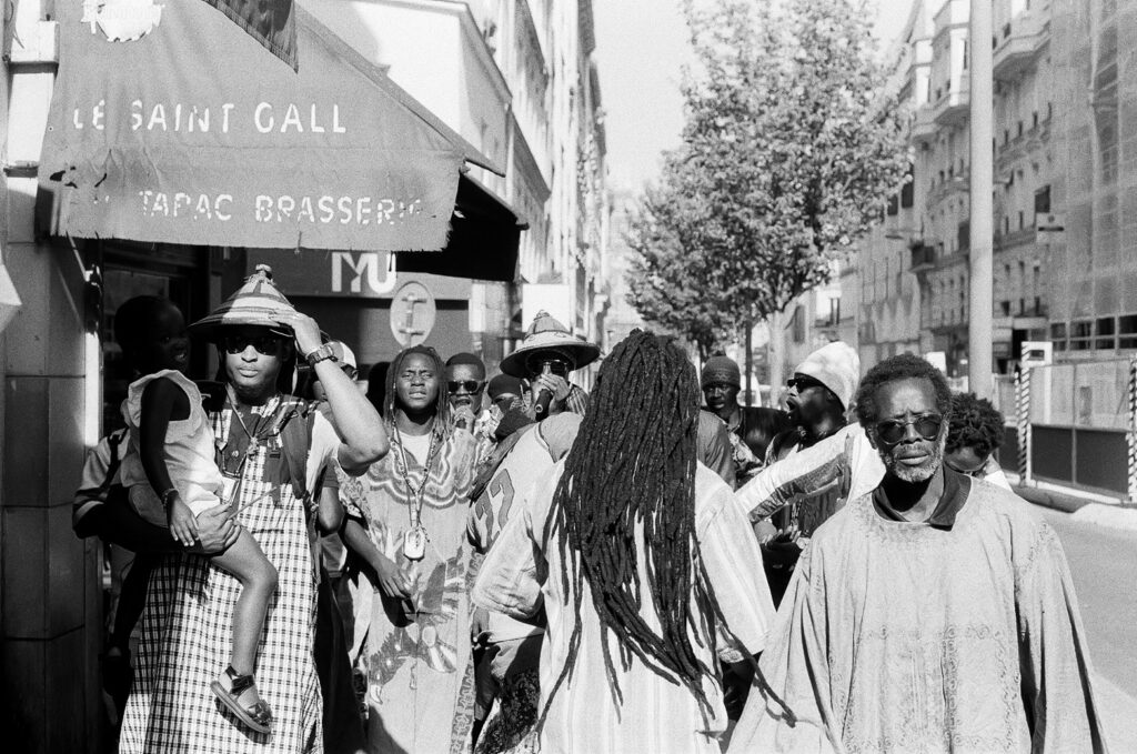 Baye Fall dans les rues de Paris lors de la cérémonie du Majal. © Olivier Ceccaldi