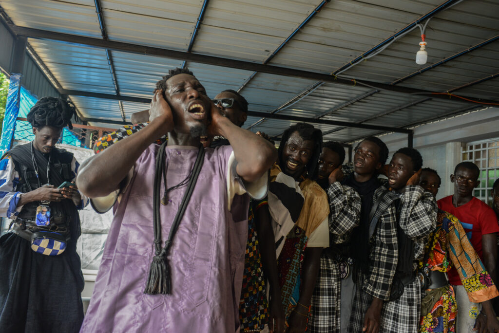 Les Baay Fall, disciple d'Ibrahima Fall, élève de Serigne Touba chantent le Zikroullah près du mausolée de leur maître spirituel. © Olivier Ceccaldi