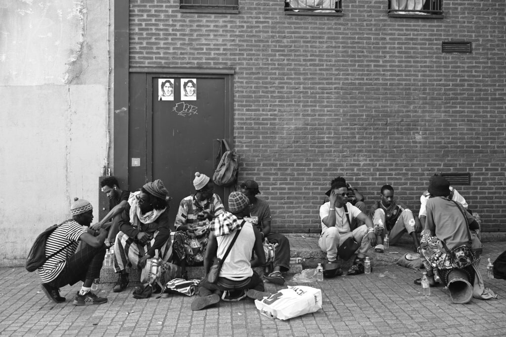 Baye Fall dans les rues de Paris lors de la cérémonie du Majal. © Olivier Ceccaldi