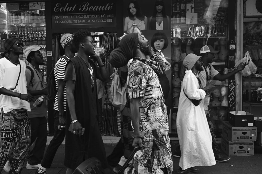 Baye Fall dans les rues de Paris lors de la cérémonie du Majal. © Olivier Ceccaldi