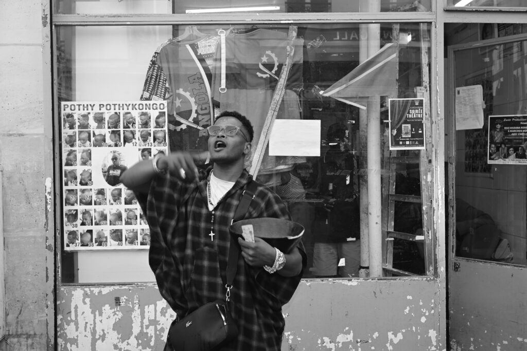 Baye Fall dans les rues de Paris lors de la cérémonie du Majal. © Olivier Ceccaldi