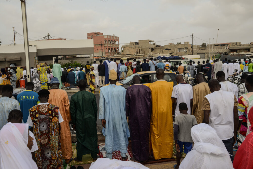 Les fidèles se rassemblent pour prier dans les rues de Saint-Louis lors de la cérémonie des deux rakkas du 5 septembre 2024. © Olivier Ceccaldi