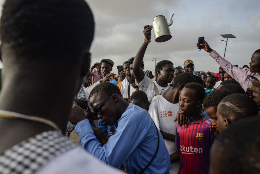 Lors de la crémonie des deux rakkas, les Baay Fall du quartier de Diamaguene à Saint-Louis, distribuent le café Touba. © Olivier Ceccaldi