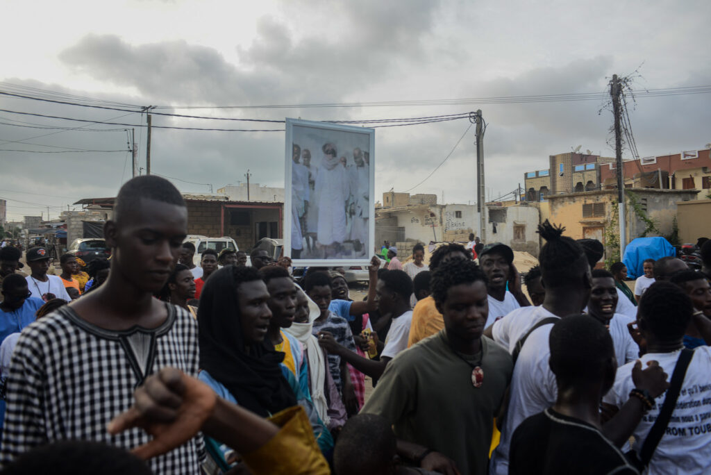 Le 5 septembre 2024, des fidèles marchent dans les rues de Saint-Louis en mémoire de leur chef spirituel, Ahmadou Bamba. © Olivier Ceccaldi