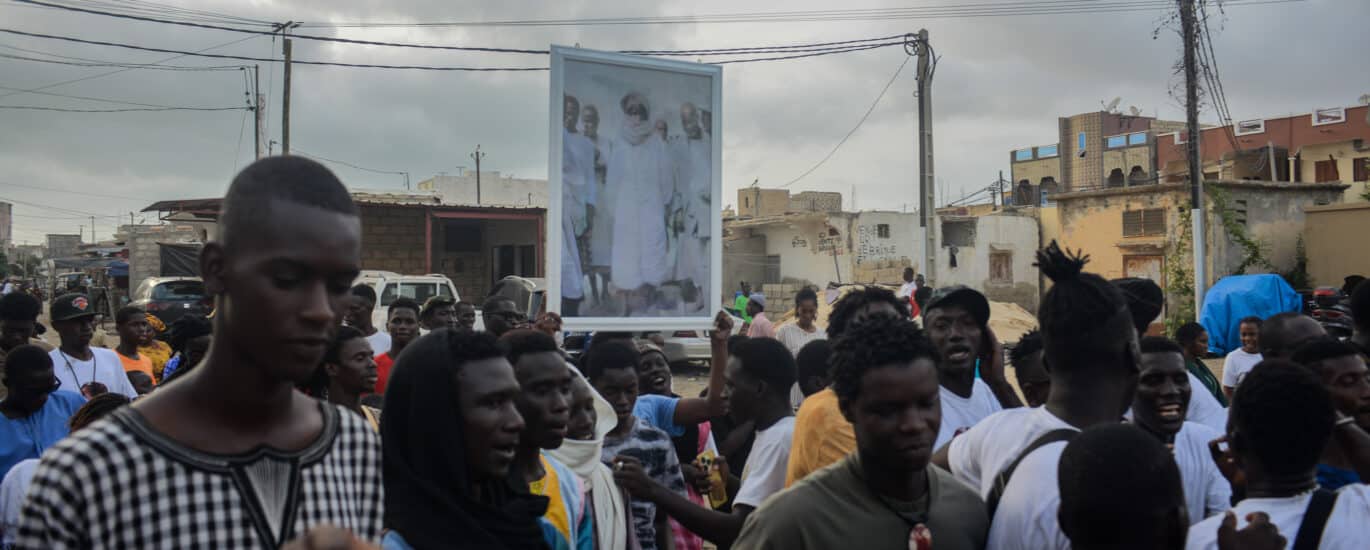Le 5 septembre 2024, des fidèles marchent dans les rues de Saint-Louis en mémoire de leur chef spirituel, Ahmadou Bamba. © Olivier Ceccaldi