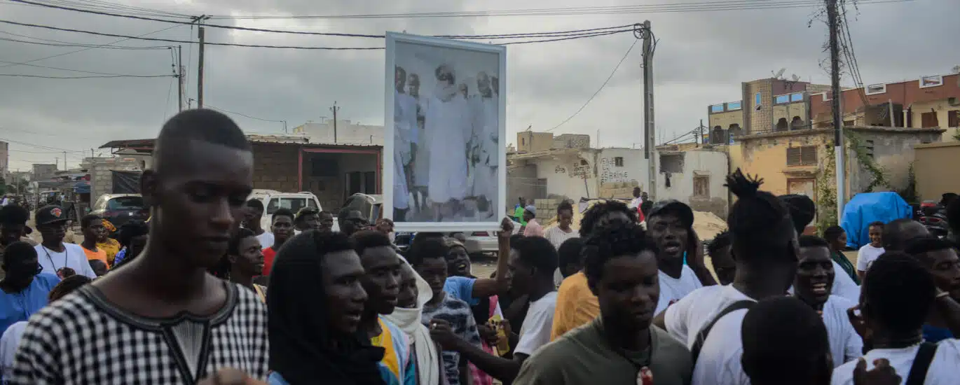 Le 5 septembre 2024, des fidèles marchent dans les rues de Saint-Louis en mémoire de leur chef spirituel, Ahmadou Bamba. © Olivier Ceccaldi