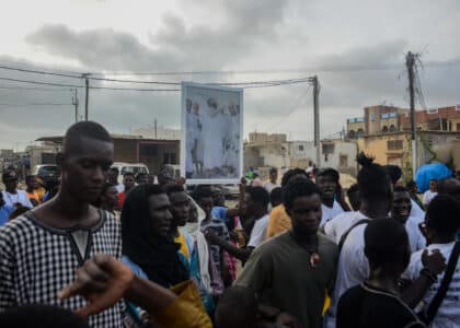 Le 5 septembre 2024, des fidèles marchent dans les rues de Saint-Louis en mémoire de leur chef spirituel, Ahmadou Bamba. © Olivier Ceccaldi