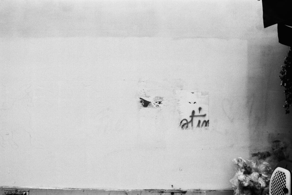 On aperçoit encore derrière la peinture le tag "free palestine". Une série photo qui questionne la liberté d'expression autour de la question palestinienne alors que les tags sont systématiquement effacé avant d'être remis en place. © Olivier Ceccaldi