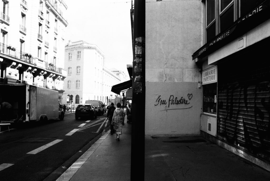 Une série photo qui questionne la liberté d'expression autour de la question palestinienne alors que les tags sont systématiquement effacé avant d'être remis en place. © Olivier Ceccaldi