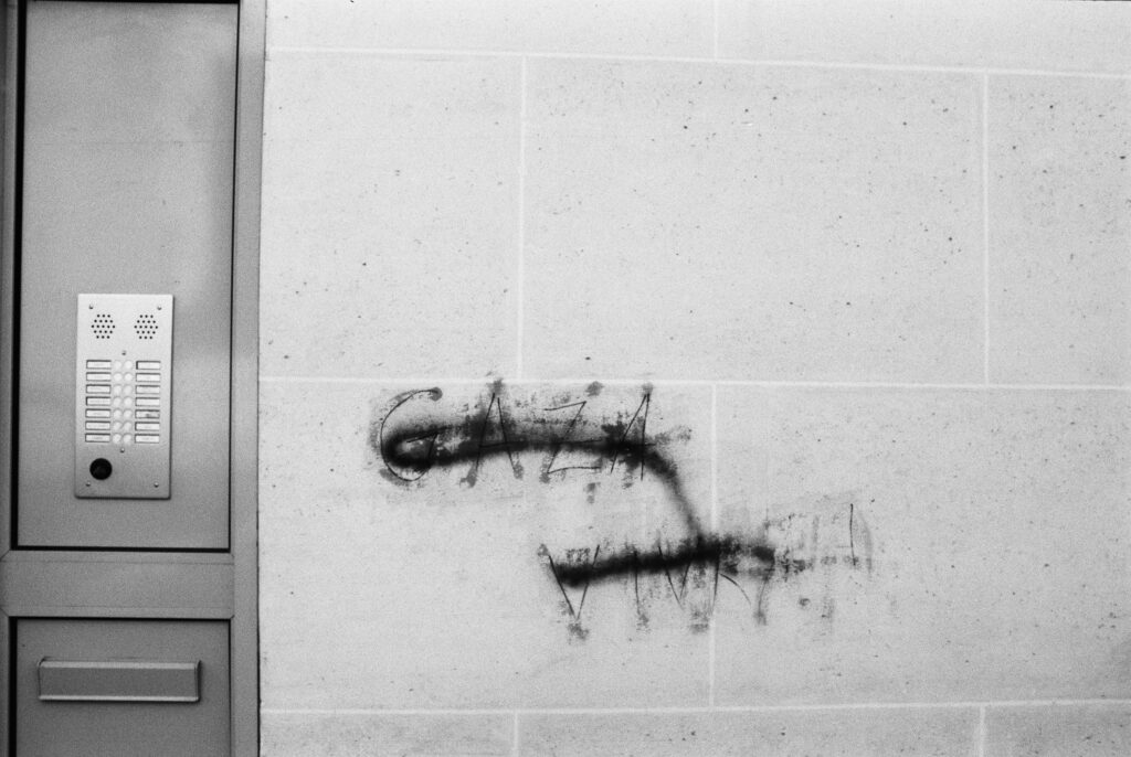 Une série photo qui questionne la liberté d'expression autour de la question palestinienne alors que les tags sont systématiquement effacé avant d'être remis en place. © Olivier Ceccaldi